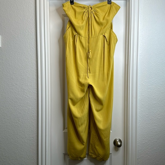 CUPSHE halter jumpsuit with pockets color, yellow size large - Picture 2 of 8